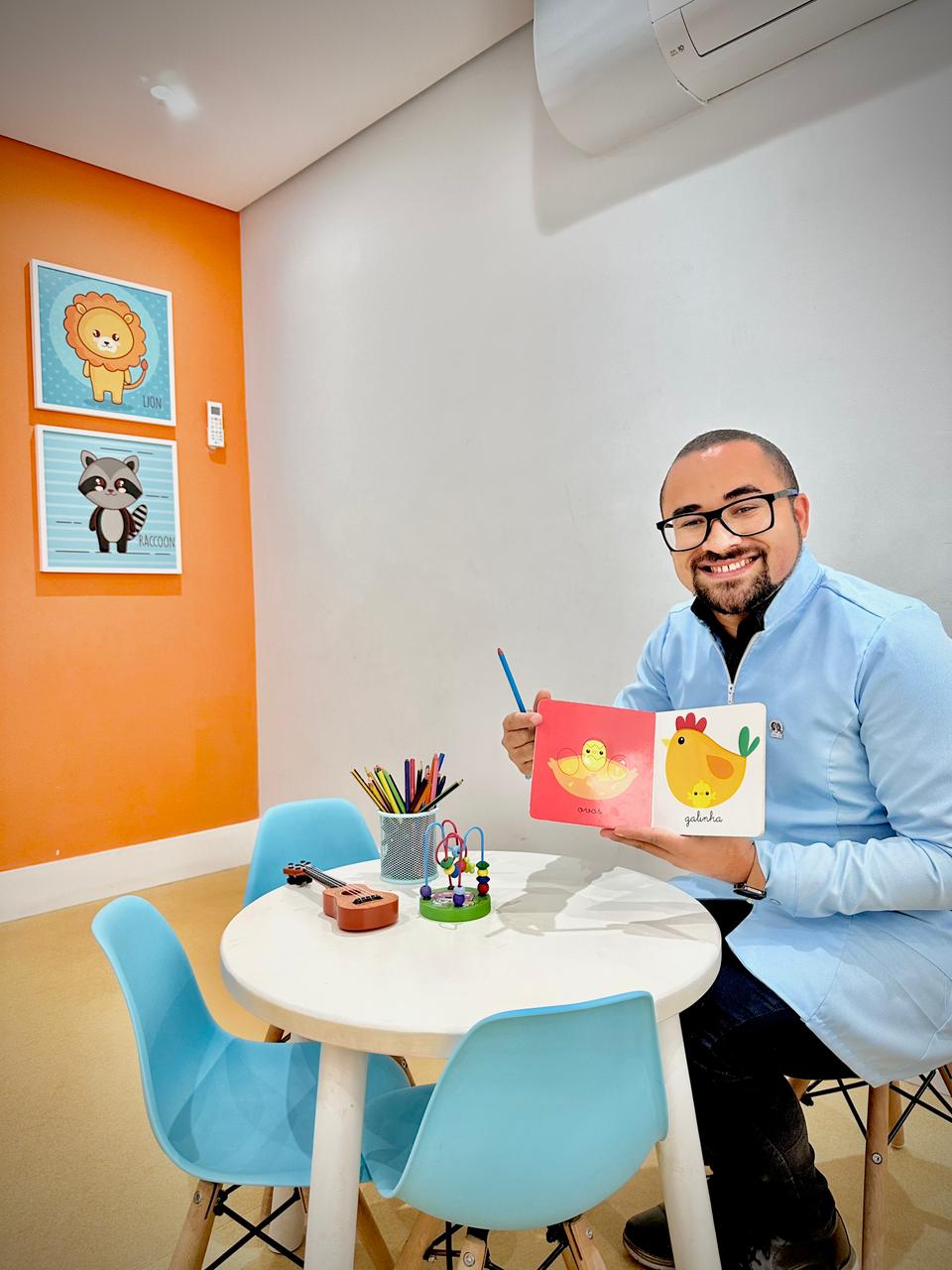 Sessão à mesa com livro ilustrado